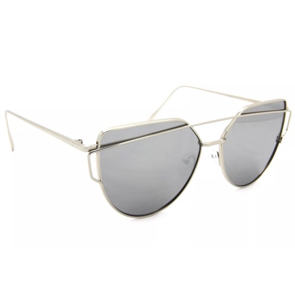 🕶SILVER MIRROR CATEYE SUNGLASSES-NEW 🕶 - Picture 3 of 3